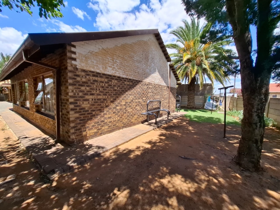 6 Bedroom Property for Sale in Lourierpark Free State